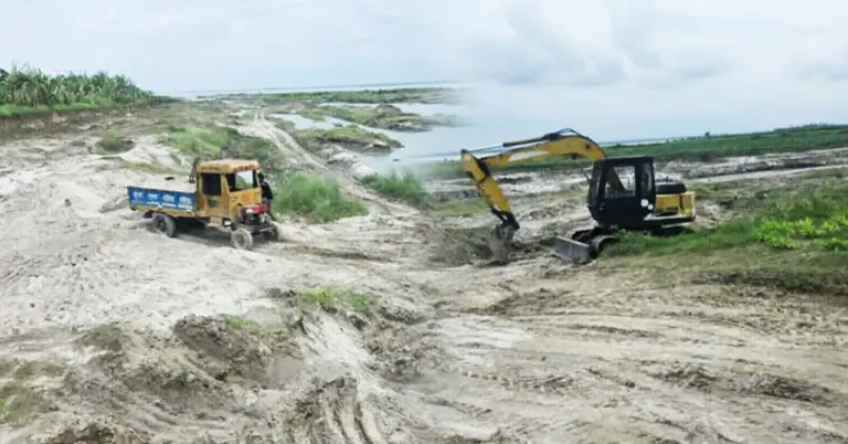 বালু উত্তোলনের কাজে ব্যবহৃত এক্সক্যাভেটর ও ট্রাক